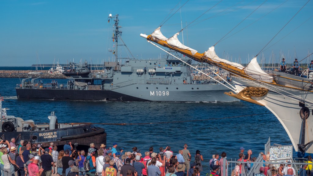 Minenräumer passiert Gorch Fock