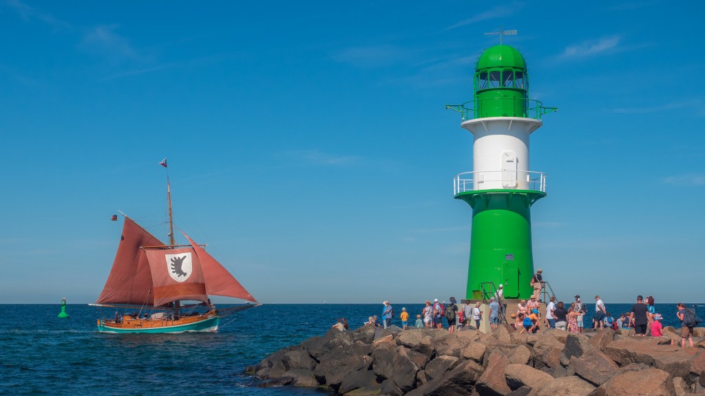 Segler am grünen Leuchtfeuer in Warnemünde