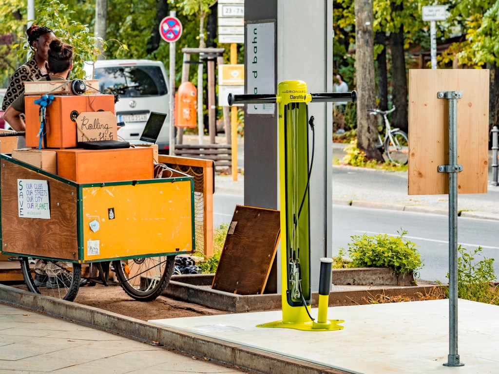 Werkzeug und Luftpumpe an der Radbahn