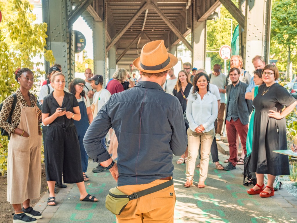 Matthias Heskamp vom Reallabor Radbahn vor Besucher:innen