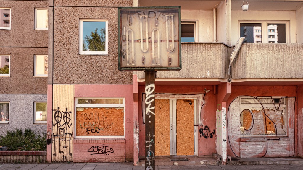 Fassade eines verfallenen Plattenbaus