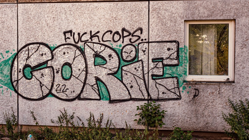 Grafitti an einem zerbrochenen Fenster