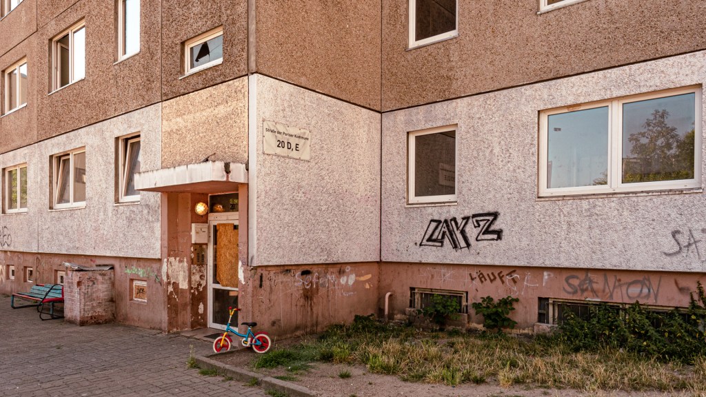 Eingang zu einem Plattenbau