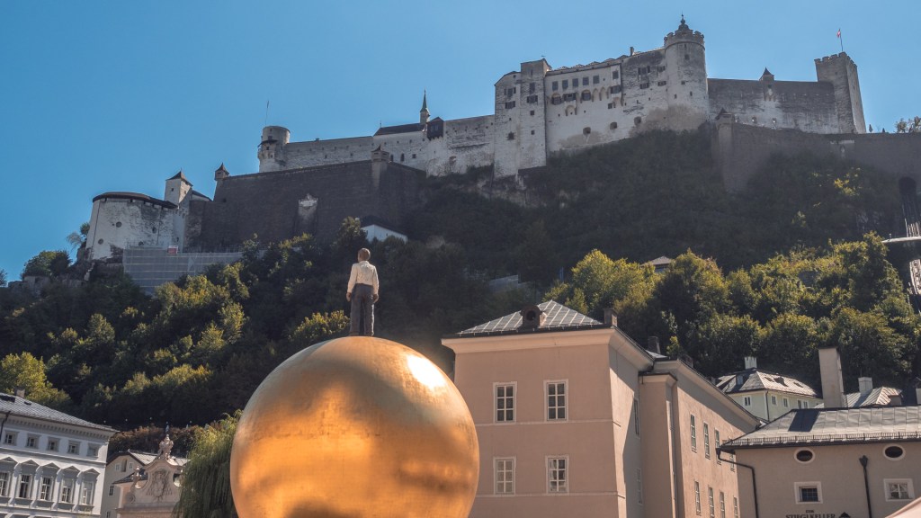 Festung Hohensalzburg mit Sphaera im Vordergrund