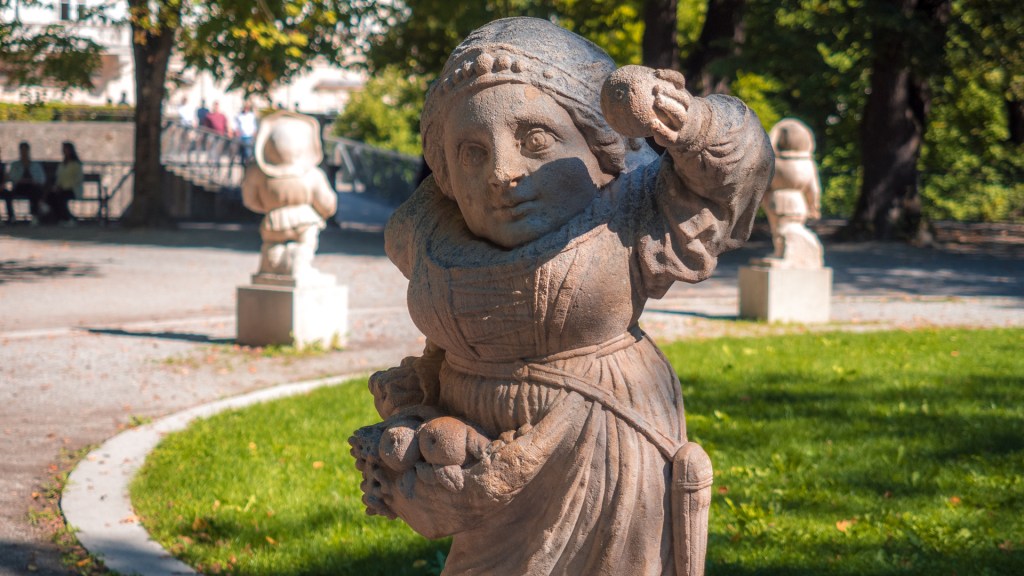 Zwergenskulptur im Mirabellpark