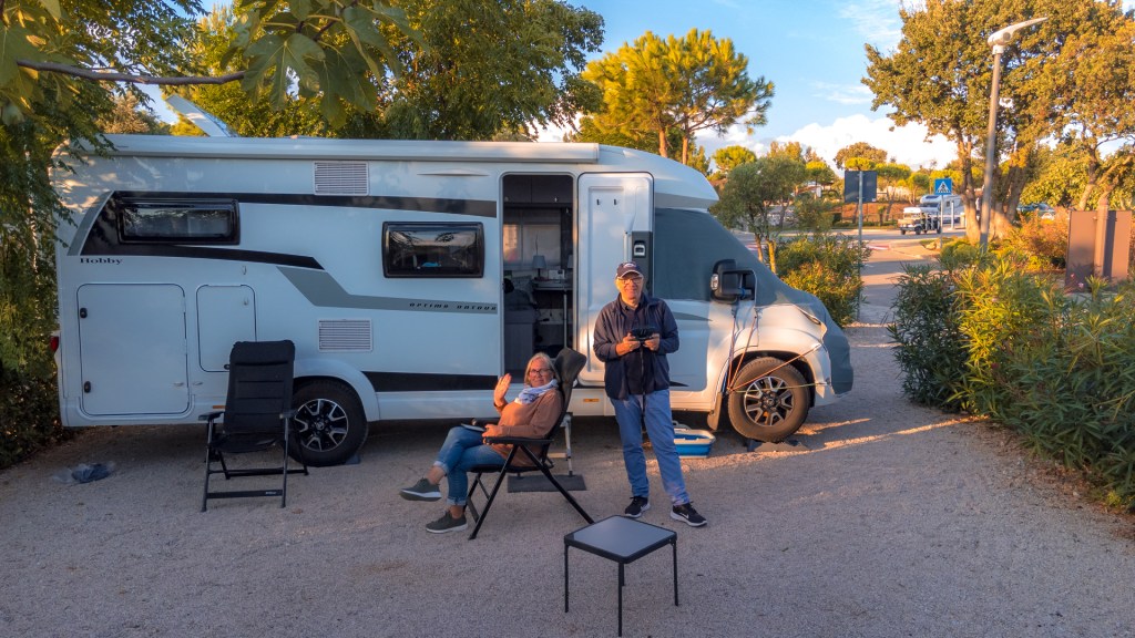 Zwei Personen vor einem Wohnmobil