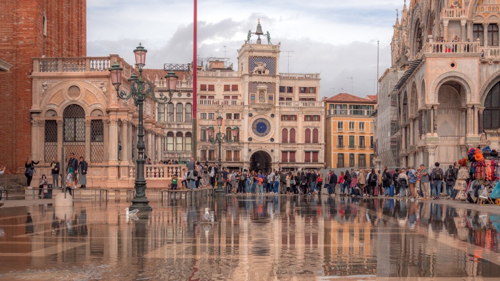 Markusplatz in Venedig unter Wasser