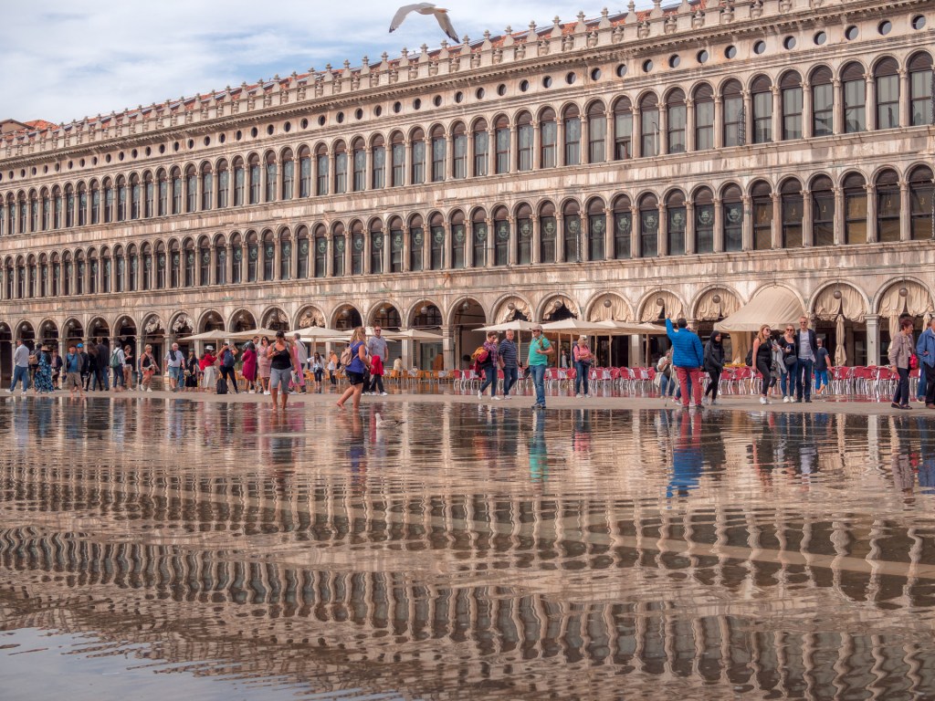 Markusplatz in Venedig unter Wasser