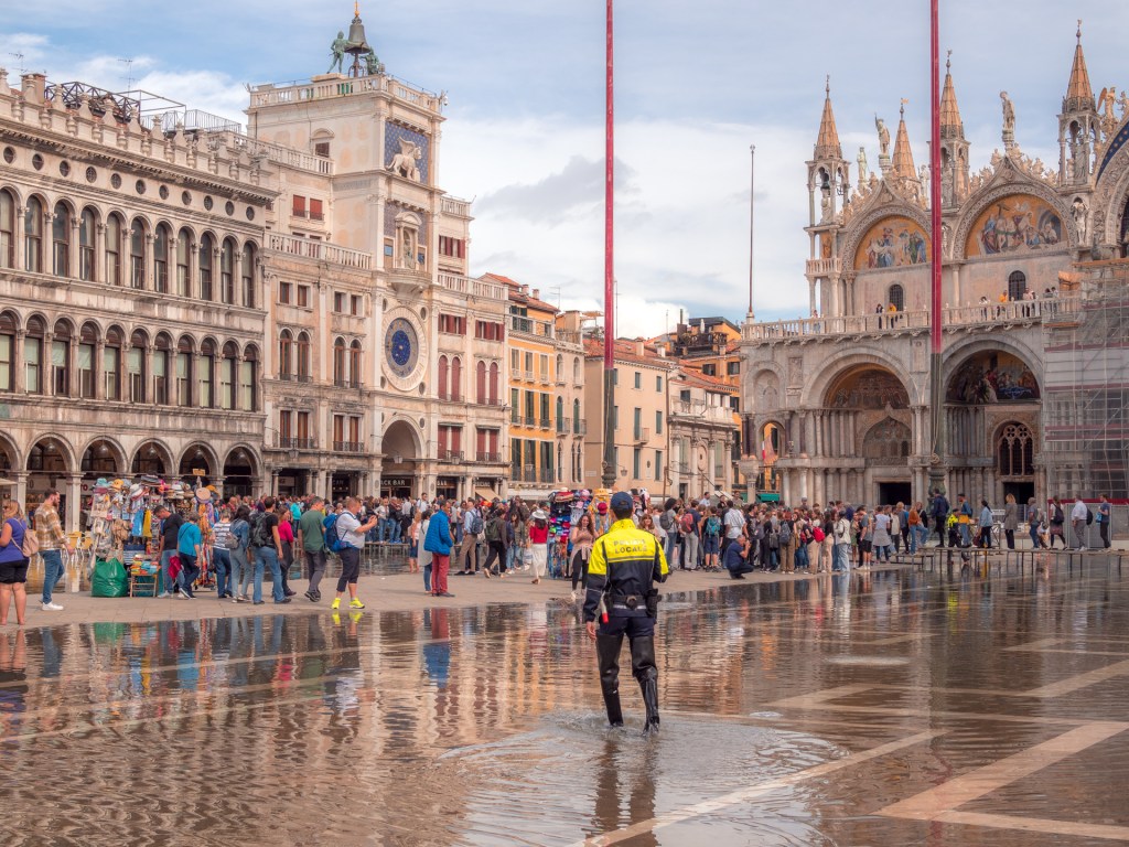Markusplatz in Venedig unter Wasser