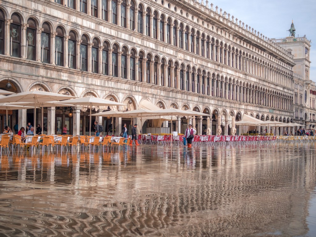 Markusplatz in Venedig unter Wasser