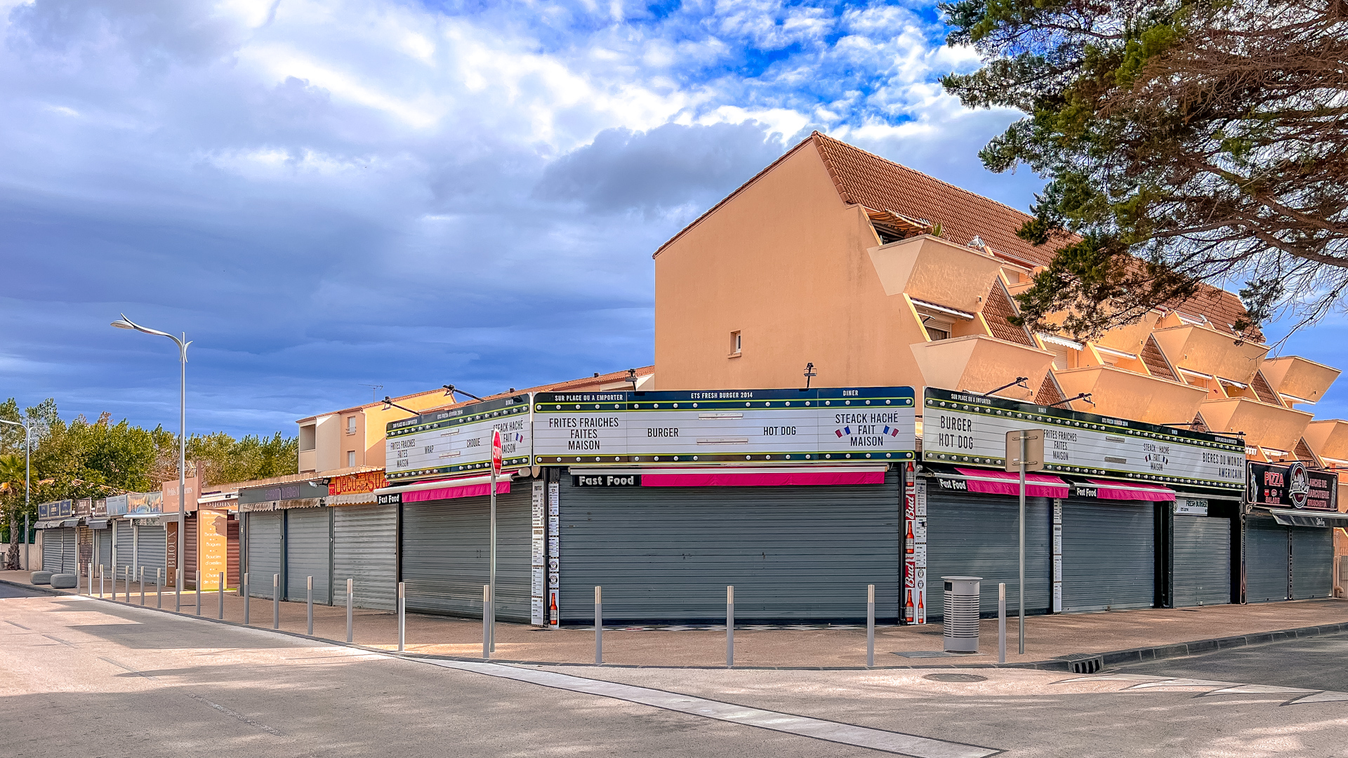 Geschlossene Ladenzeile in Marseillan-Plage