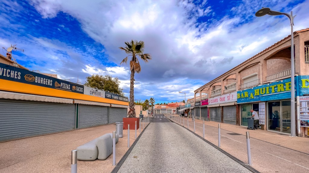 Geschlossene Ladenzeile in Marseillan-Plage