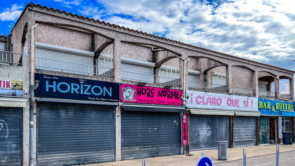 Geschlossene Ladenzeile in Marseillan-Plage