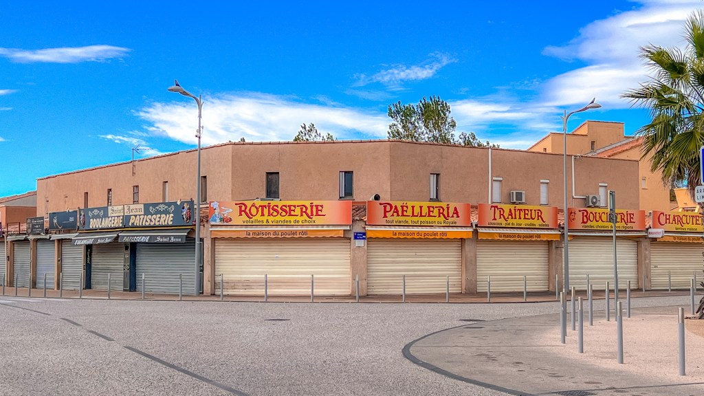 Geschlossene Ladenzeile in Marseillan-Plage
