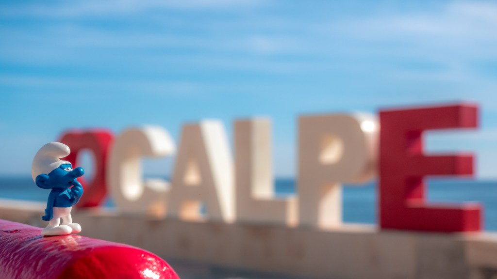 Schlumpffigur vor Calpeschriftzug