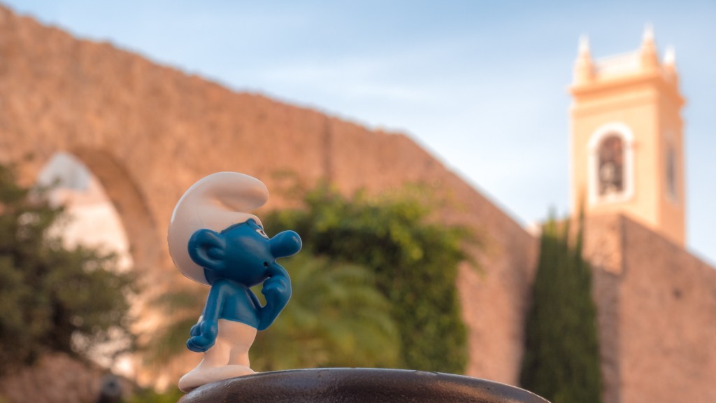 Burg in Calpe mit Schlumpffigur