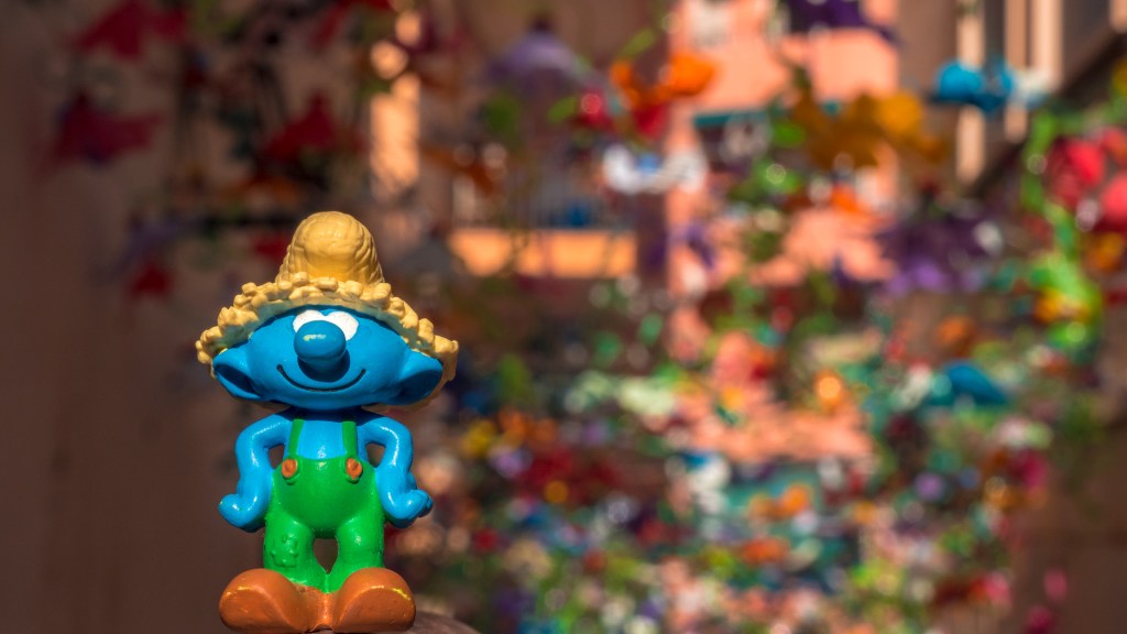 Gärtnerschlumpf vor einer bunten Installation in Calpe