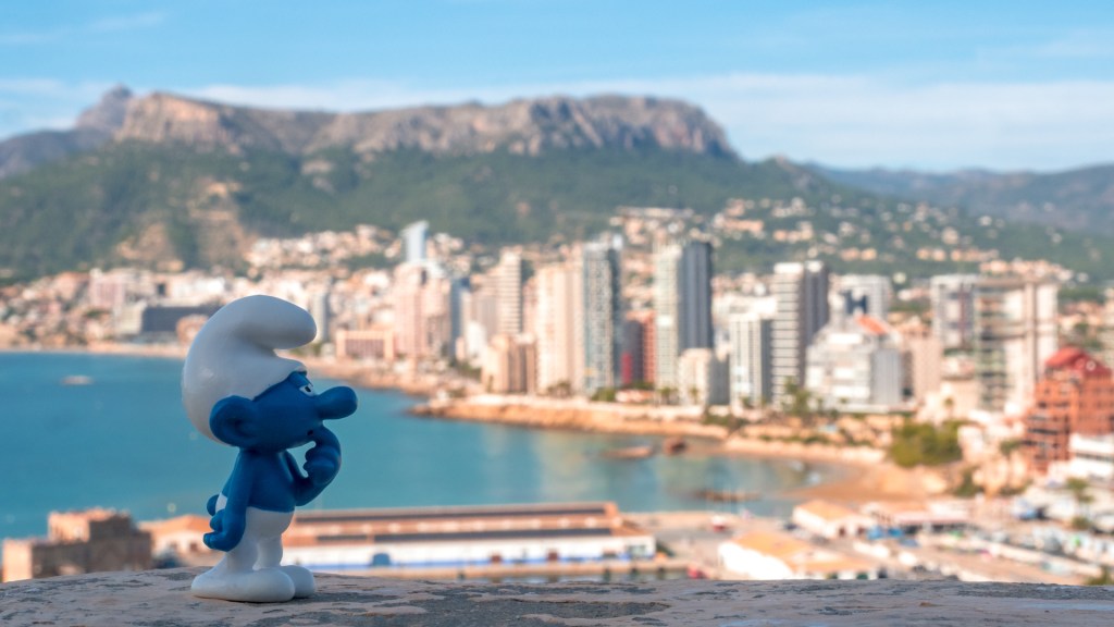 Schlumpffigur mit Blick auf Calpe Süd