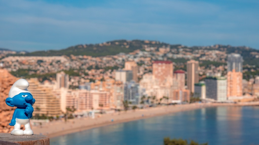 Schlumpffigur mit Blick auf Calpe Nord
