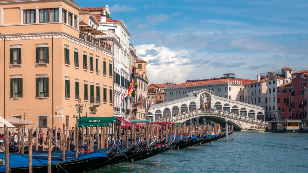 Rialtobrücke Venedig mit Gondeln im Vordergrund