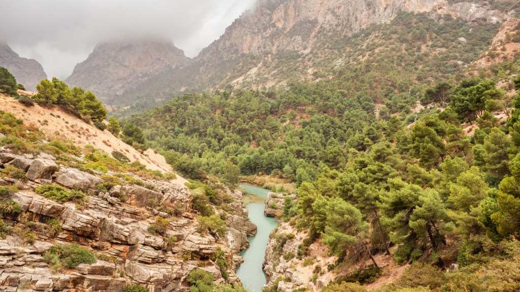 Im mittleren Teil des Caminito del Rey öffnet sich ein großes Tal