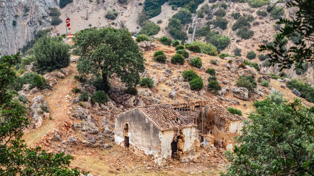Ein ehemaliges Wohnhaus im Caminito del Rey, dahinter ein Heliport