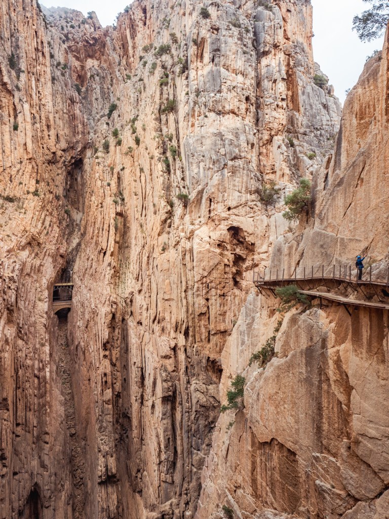 Ein Blick auf senkrechte Felsschichten im Caminito del Rey