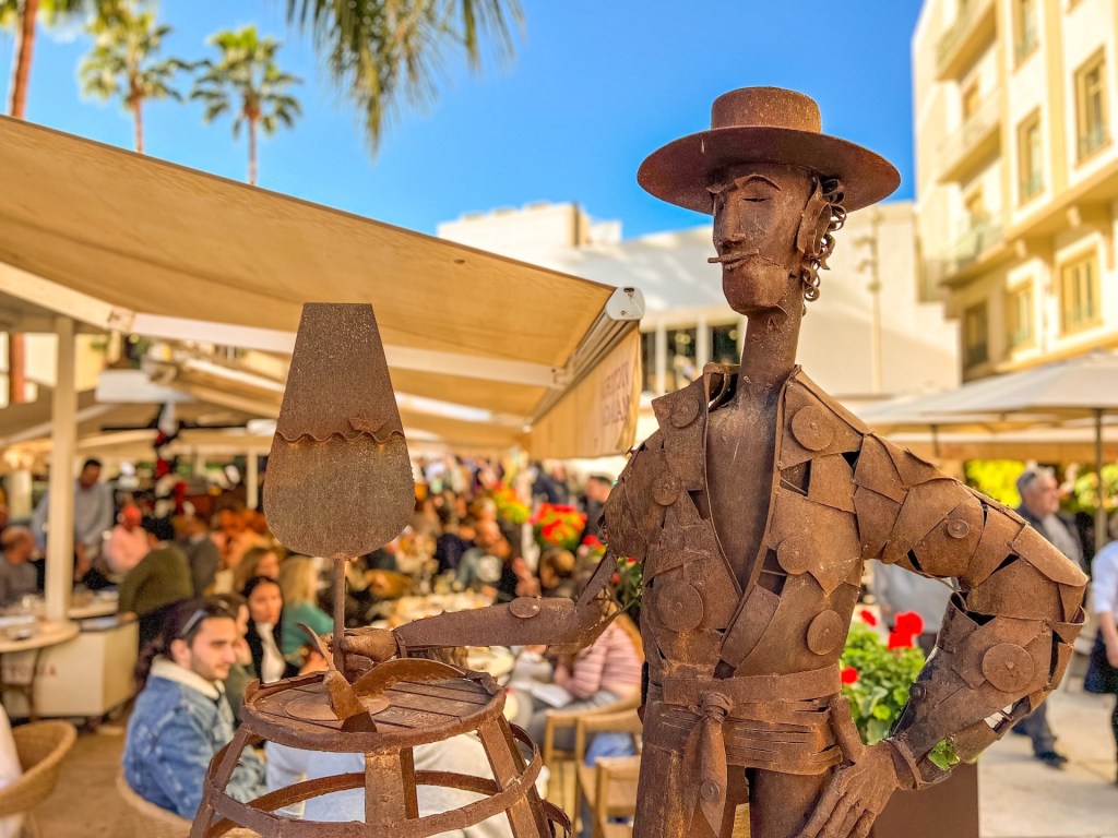 Eine Eisenfigur vor einem Lokal