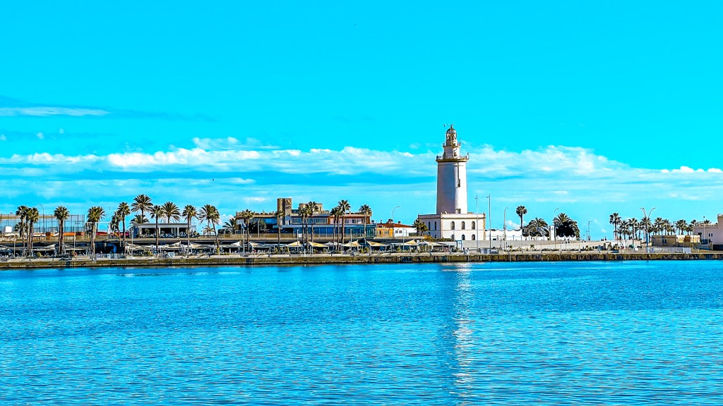 Leuchtturm im Hafen von Malaga