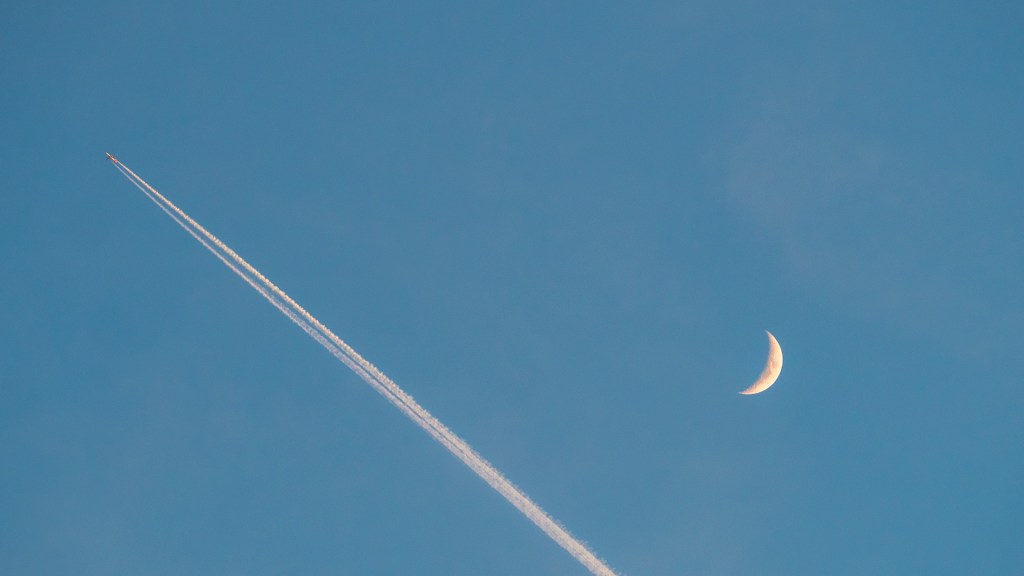 Zunehmender Mond mit Flugzeug