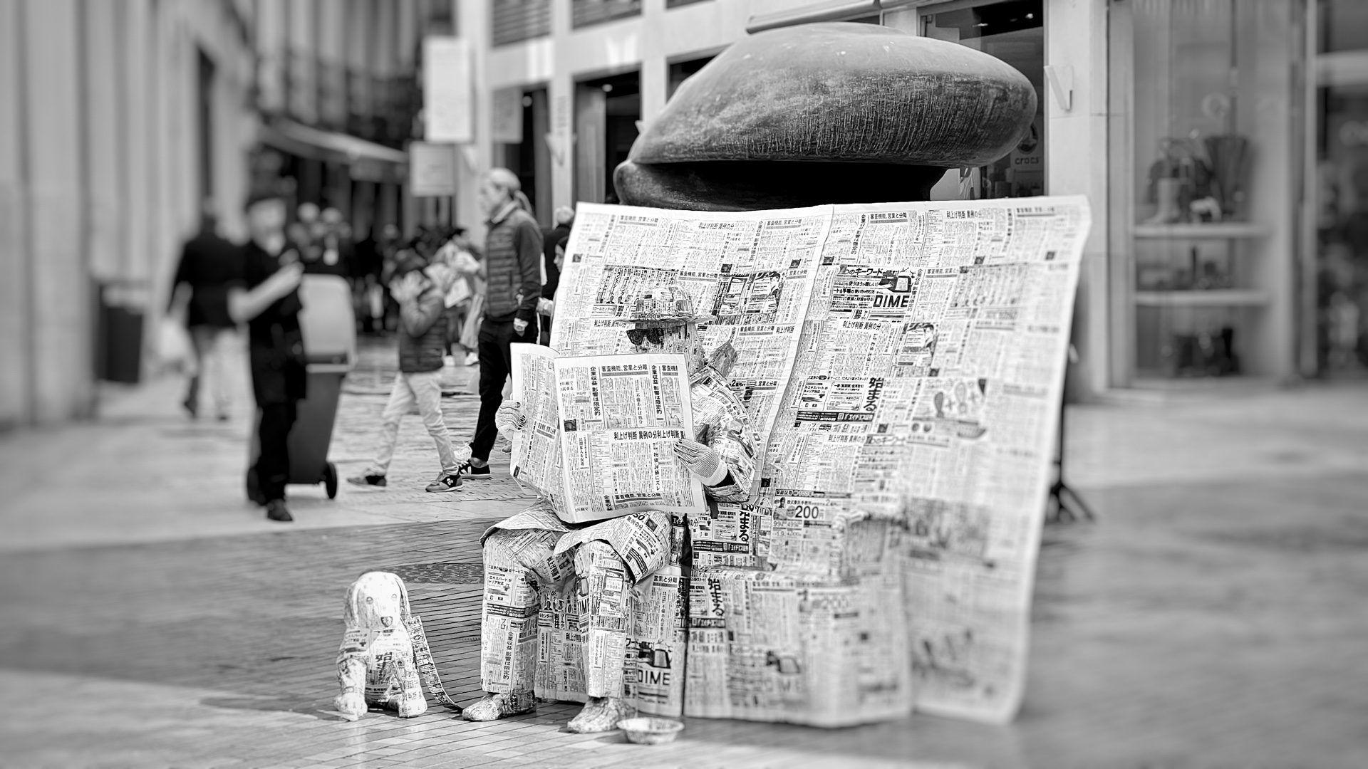 Ein Mann verkleidet als Zeitung in Malaga ( Aktionskunst)