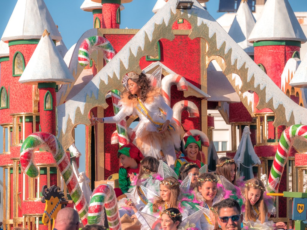 Ein bunter Bonbonwagen auf dem Umzug