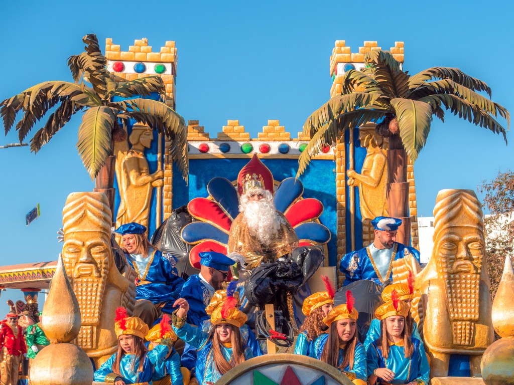 Ägyptischer Motivwgen auf dem Umzug