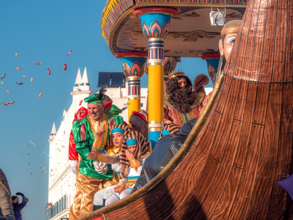 Kinder als Ägypter verkleidet werfen Bonbons vom Wagen