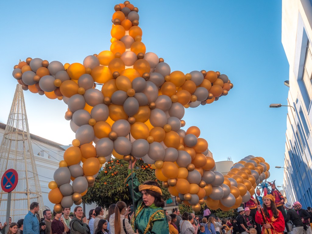 Ein Stern aus Luftballons beim Umzug in Isla Cristina