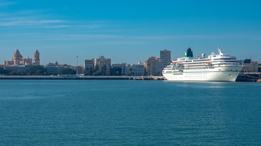 Das Kreuzfahrtschiff Amadea vor der Kulisse von Cadiz