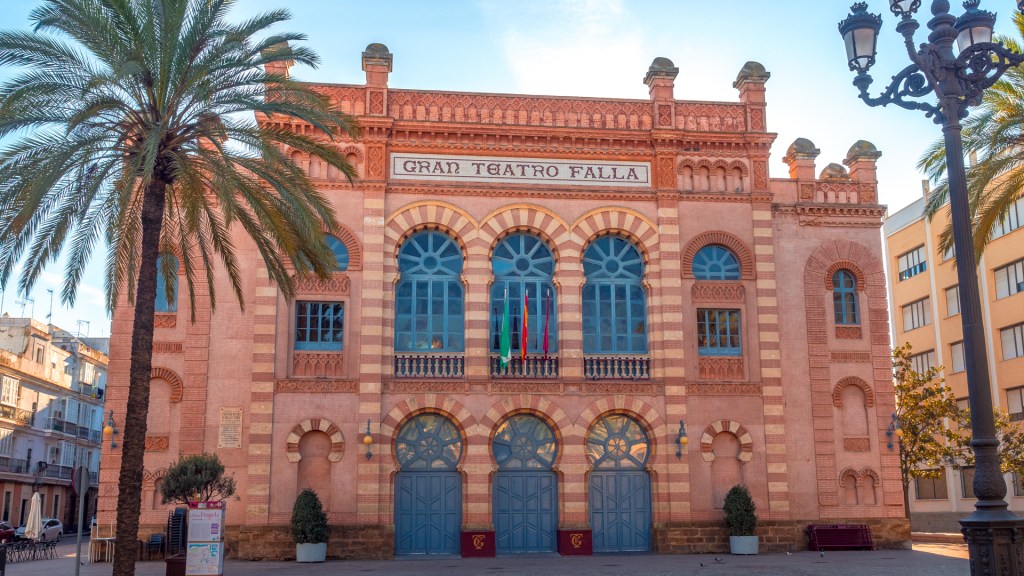 Die Front des "Gran Teatro Falla" in Cadiz