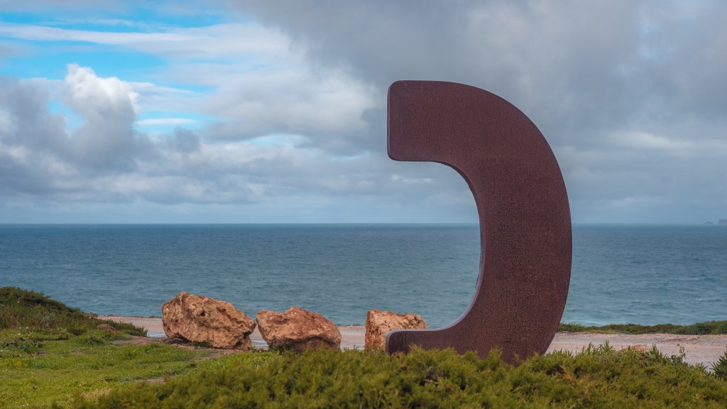 Der Buchstabe C an der Küste bei Bordeira, Portugal