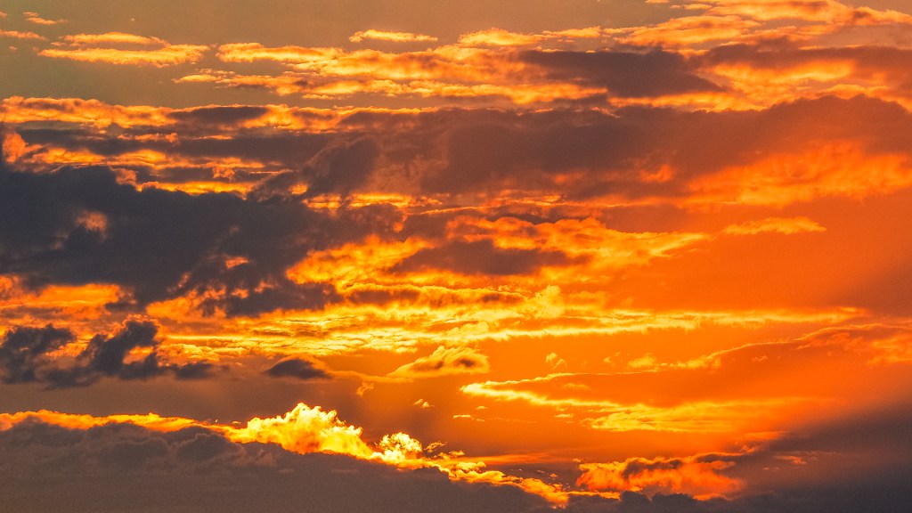 Von der untergehenden Sonne rot angestrahlte Wolken