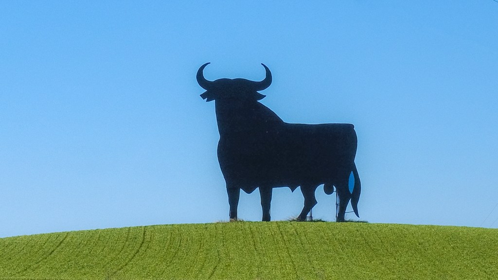 El Toro, das WAhrzeichen Andalusiens in der Nähe von Sevilla