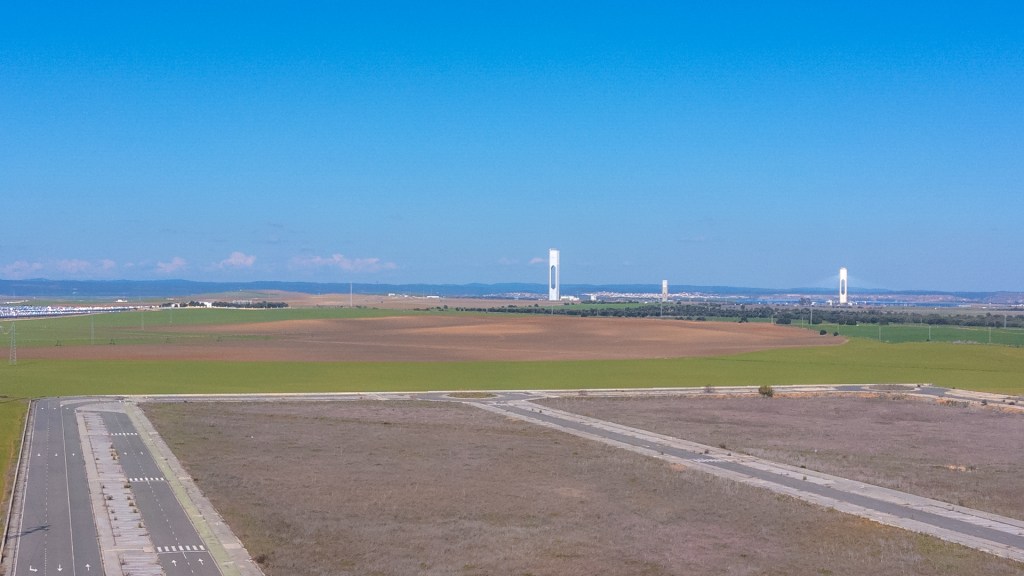 Solarkraftwerk mit Brachfläche im Vordergrund