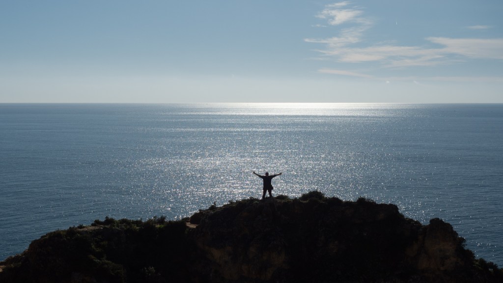 Eine Person auf der Ponta da Piedade