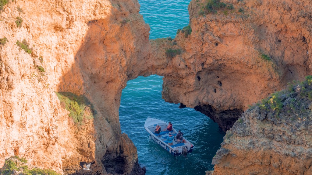 Boot fährt in die Grotte der Ponta da Piedade