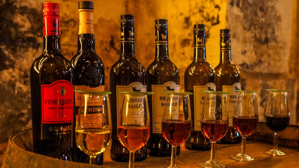 Flaschen und Gläser mit verschiedenen Sherryvariationen