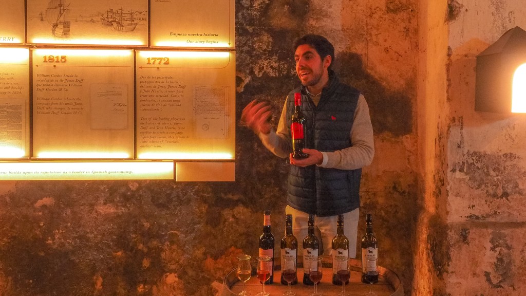 Ein Mann stellt verschieden Sherry Versionen vor