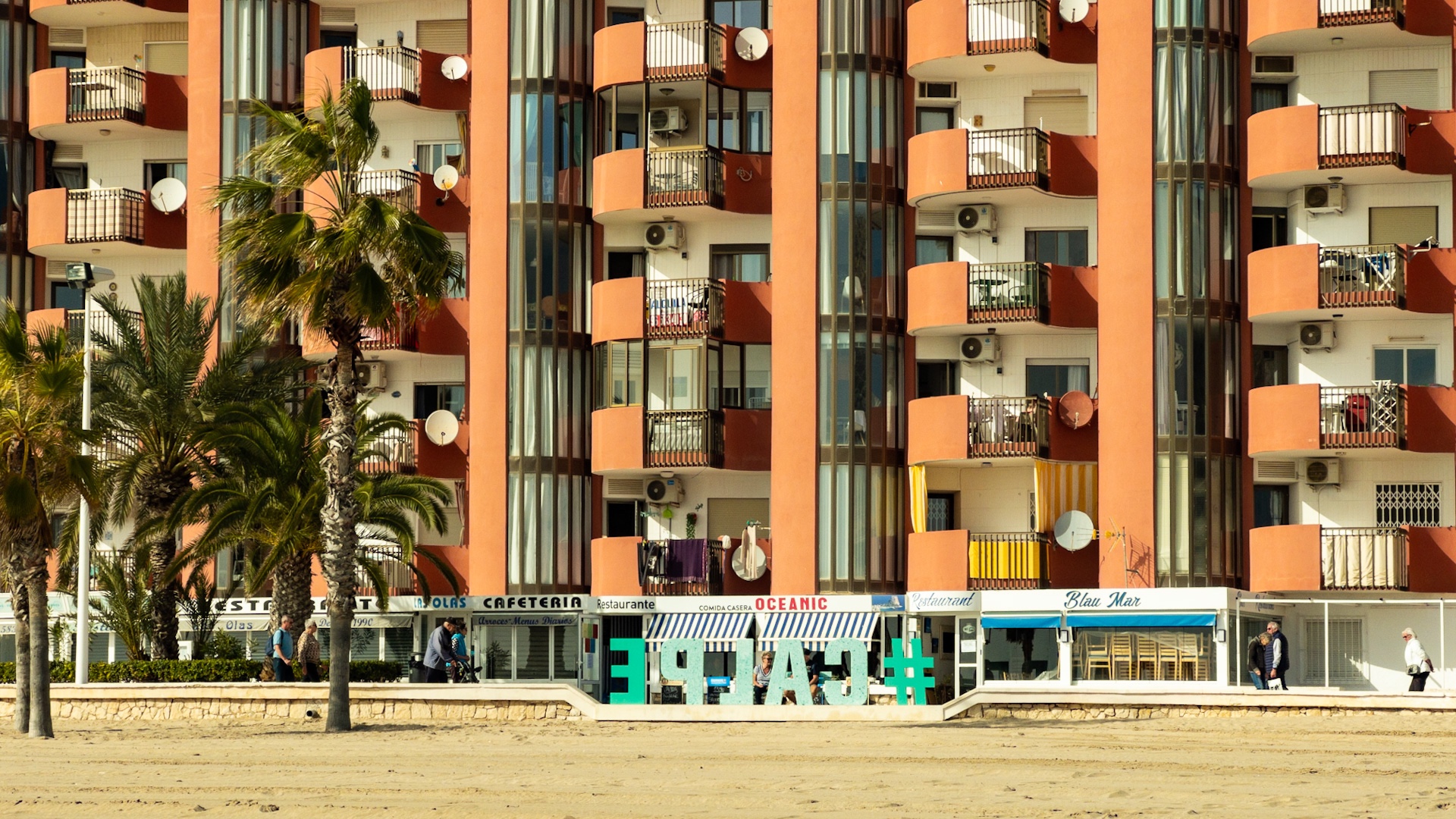 Fensterfront an der Promenada von Calpe