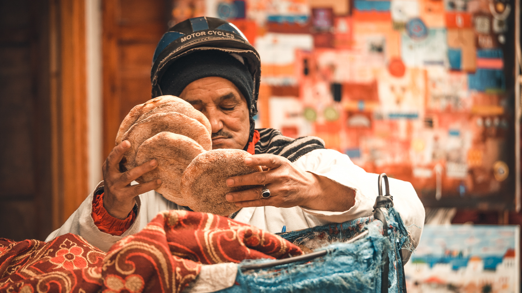 Brotverkäufer in Essauira, Marokko