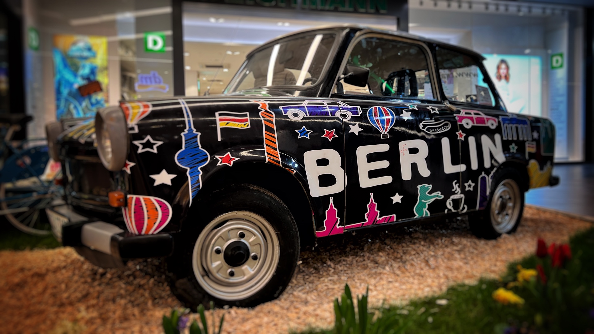 Ein schwarzer Werbetrabbi in der East-Side-Mall