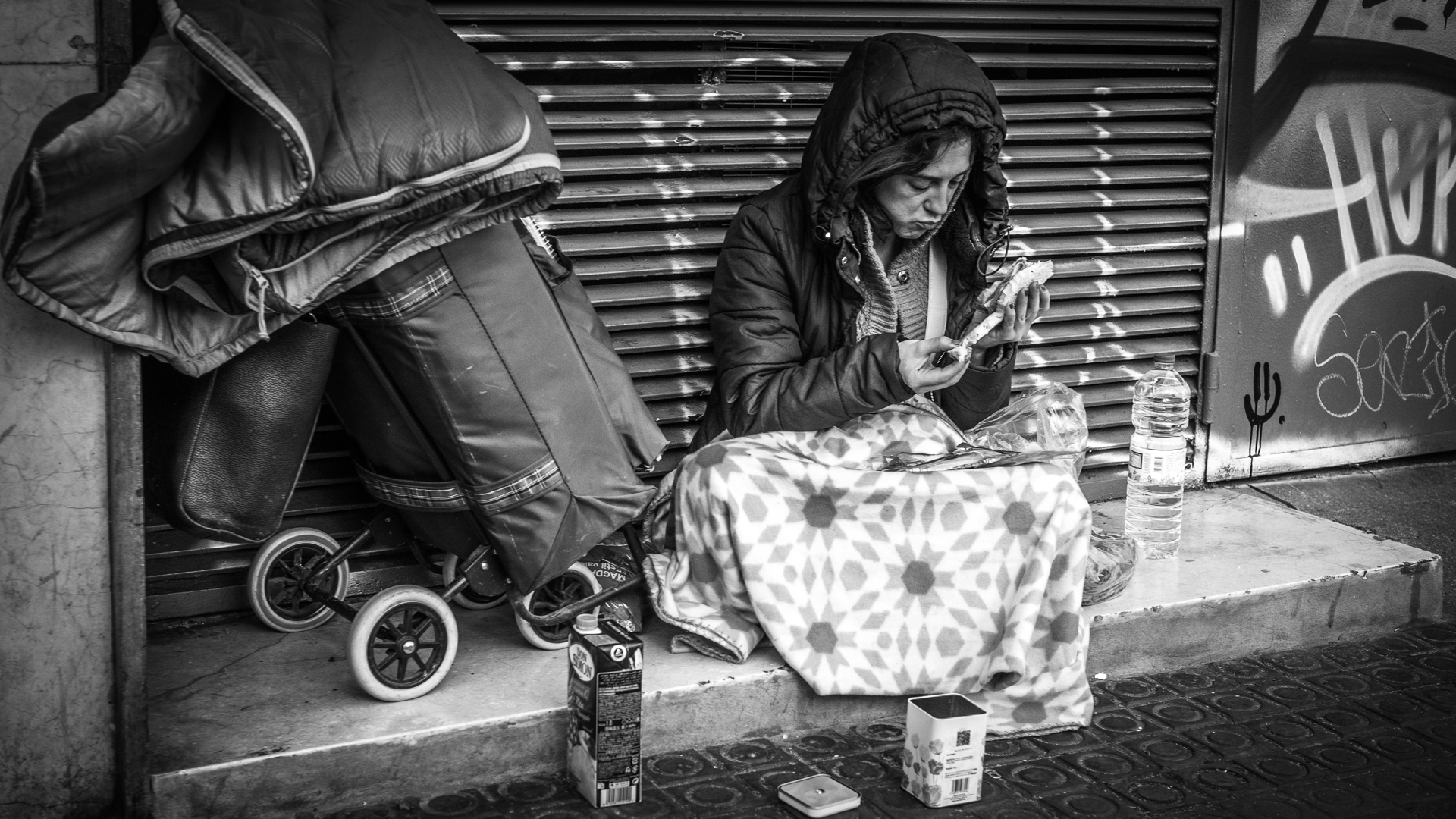 Eine - vermutlich - obdachlose Frau in Barcelona