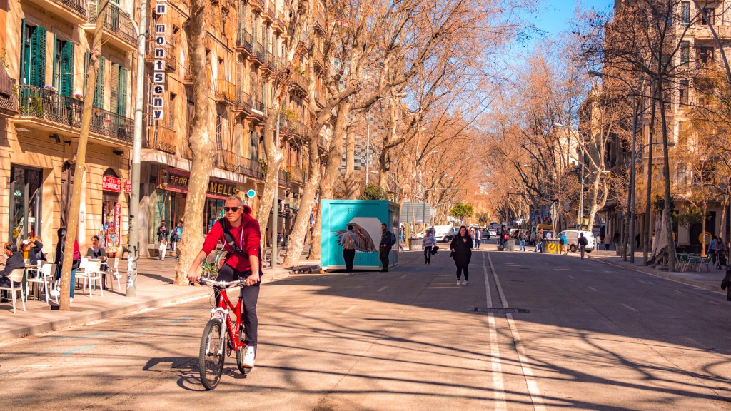 Ein Radfahrer auf einer verkehrsberuhigten Straße in Barcelona